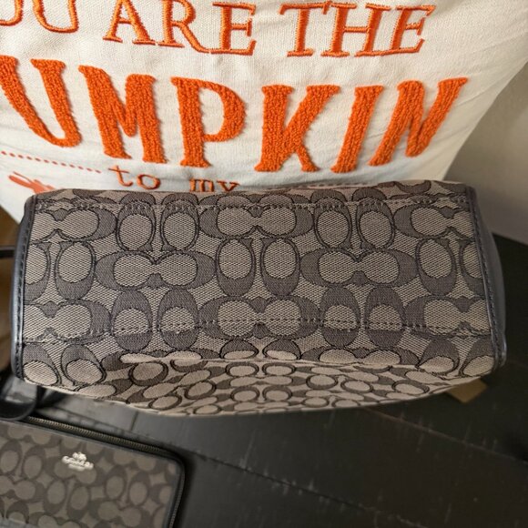 Coach Dufflette Jacquard/Leather w/wallet - Picture 4 of 14